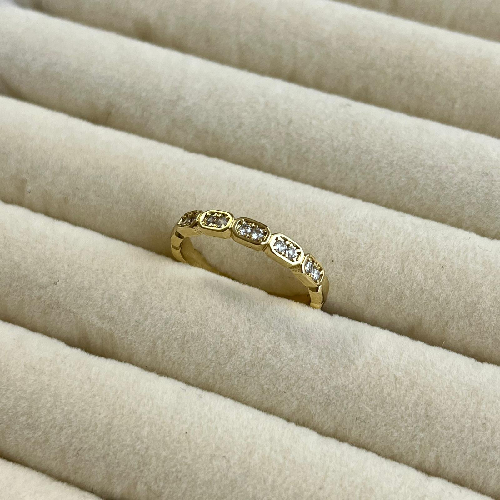 Kare Form Taş Detaylı Zarif Yüzük