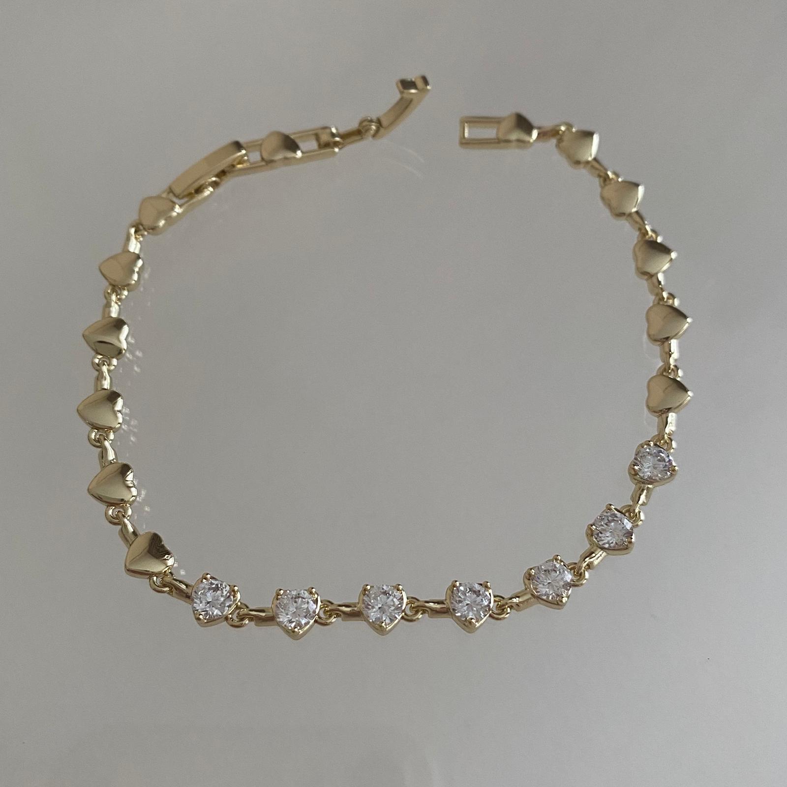 Kalp Detaylı Taş Dizili Bileklik