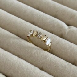 Modern Oval Taş ve Gold Parça Dizili Masal Yüzük