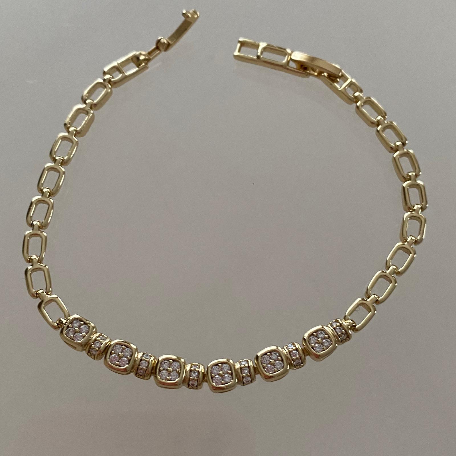 Dikdörtgen Halkalı Sıralı Taşlı Gold Kadın Bileklik