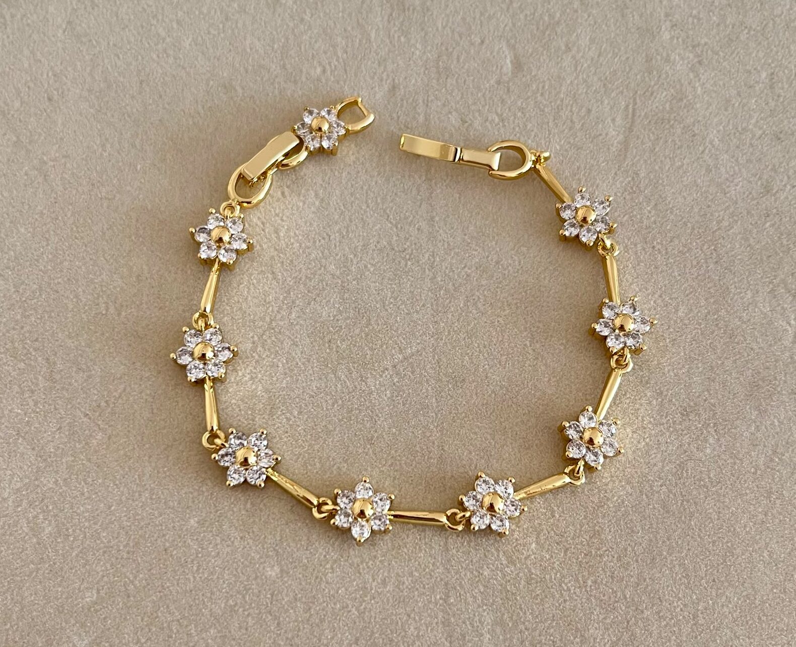 Flora Çiçek Taşlı Gold Bileklik